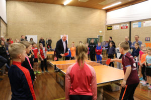 Opening 50 jaar Kinder Tafeltennis bij Smash door wethouder Varekamp (gemeente Westland)