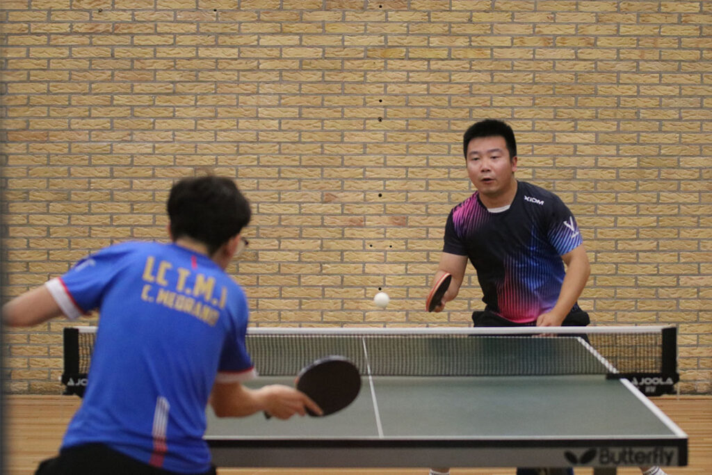 Tony Hou Xuan (overkant) tegen Luciano Andres Medrano Prado